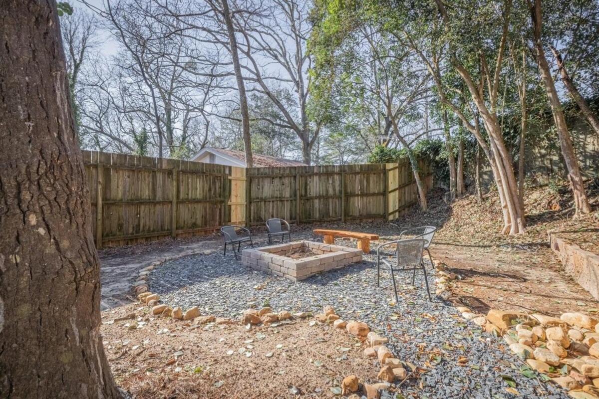 Classic City Apartment With Firepit Athens Bagian luar foto