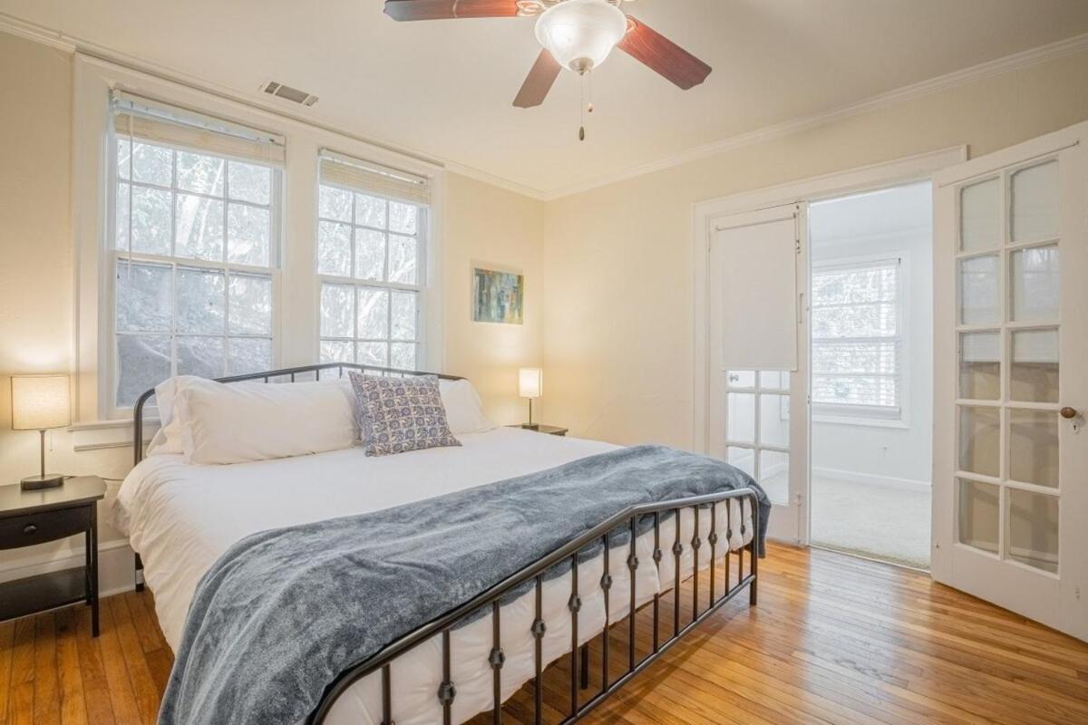 Classic City Apartment With Firepit Athens Bagian luar foto