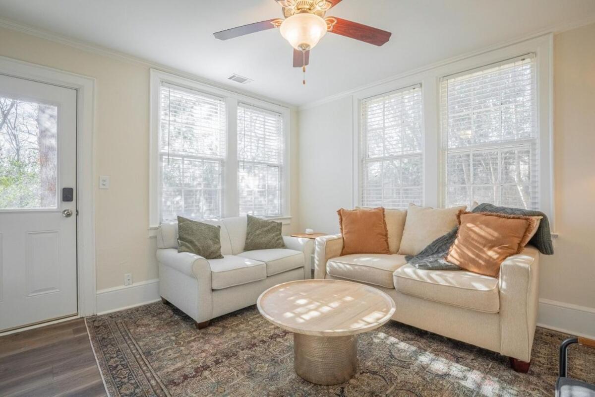 Classic City Apartment With Firepit Athens Bagian luar foto