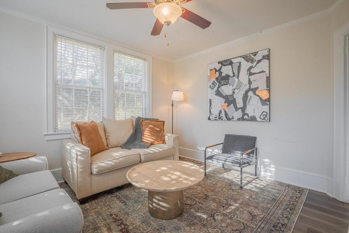 Classic City Apartment With Firepit Athens Bagian luar foto