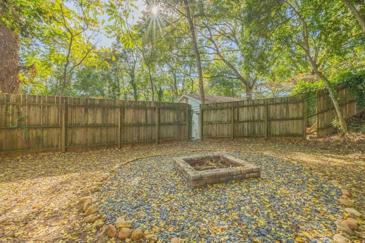 Classic City Apartment With Firepit Athens Bagian luar foto